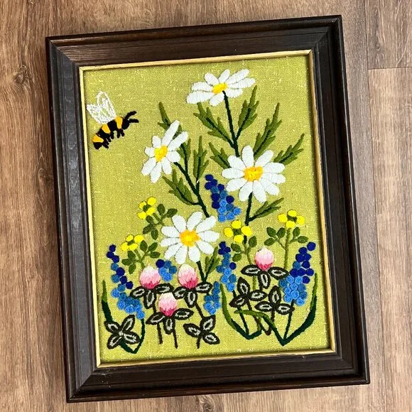 Vintage Framed Embroidery Crewel Art Floral Garden Bee Cottage Daisies - Picture 2 of 9